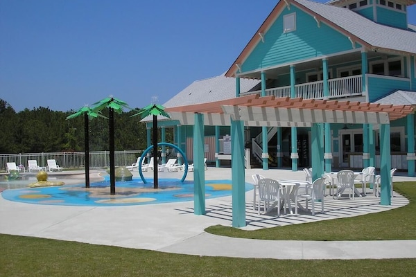 Club House - Splash Pad and Cabanas