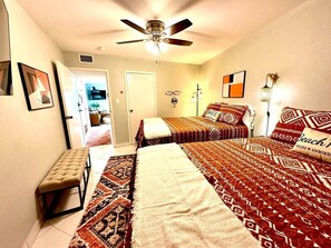 Tabla de planchar con plancha, wifi gratis, ropa de cama