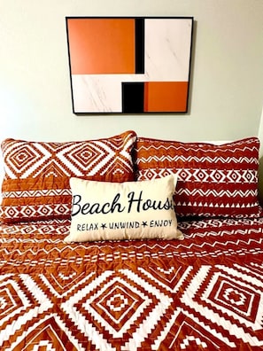 Tabla de planchar con plancha, wifi gratis y ropa de cama