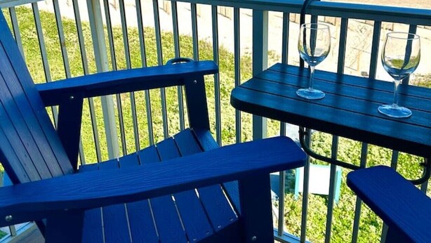 A deck with a view of the beach and ocean. - Amazing Beachfront view and access! Pool & hot tub (South Padre Island)