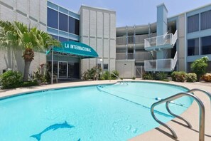 Una piscina al aire libre, una piscina climatizada