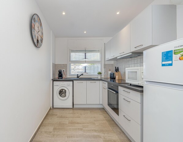 Een microgolfoven, een oven, een koffiezetapparaat/waterkoker