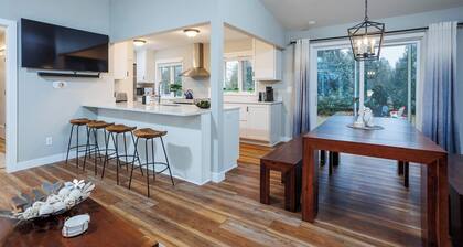 Newly Renovated, Downtown Marina Cottage
