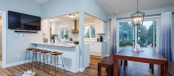 Newly Renovated, Downtown Marina Cottage