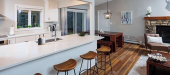 Newly Renovated, Downtown Marina Cottage