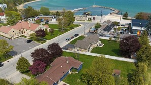 Vue aérienne d’un quartier résidentiel avec des maisons, une route et une plage.