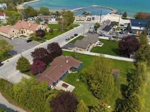 Ein Luftbild eines Wohngebiets mit Häusern, einer Straße und einem Strand.