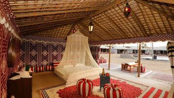 Signature Tent With Camp Activities | 1 quarto, frigobar (abastecido com itens grátis), camas extras/dobráveis