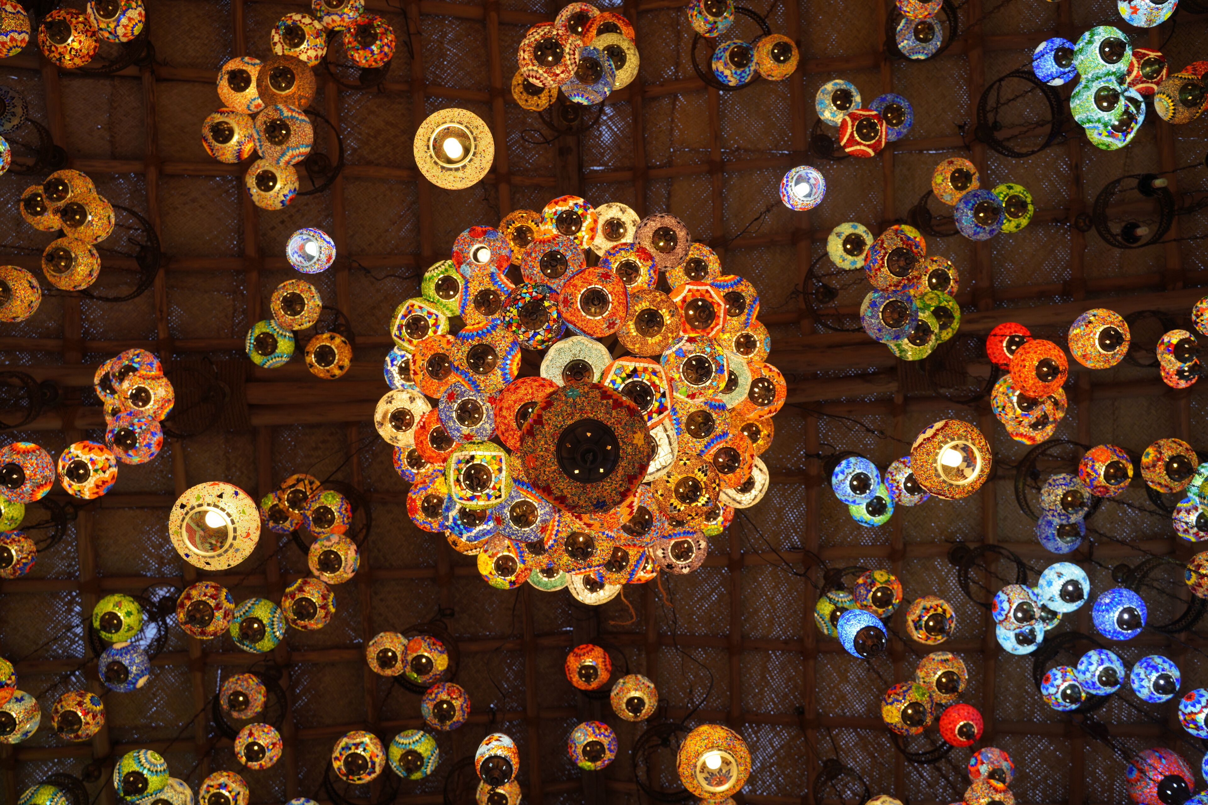 Un plafond orné de plusieurs éléments décoratifs de forme sphérique.