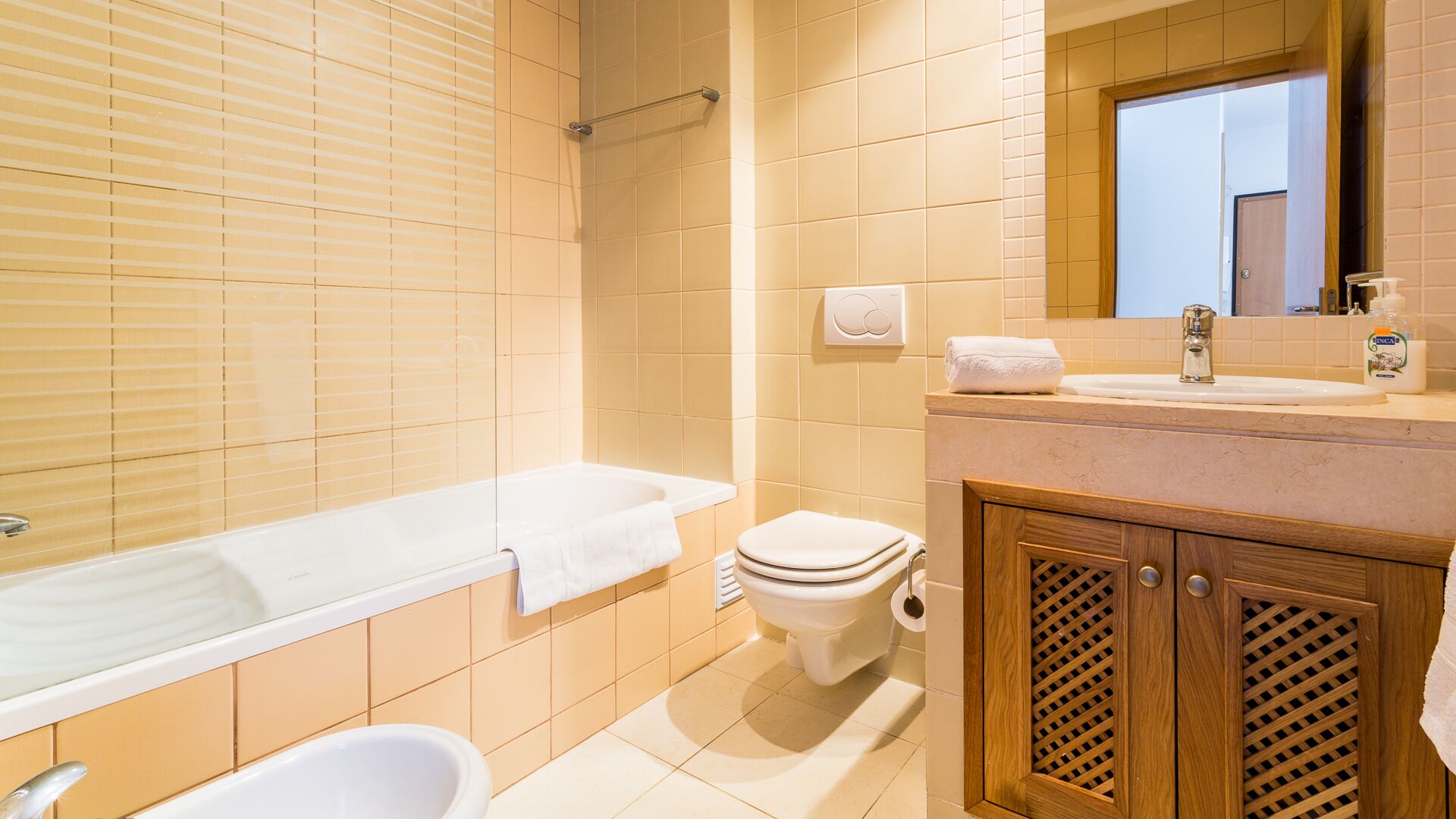Ein Badezimmer mit Badewanne, Toilette und Waschbecken.