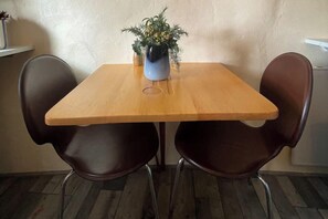 Dining - Little Linney - Sleeps 2 - Garden - Parking - Wifi (Bideford)