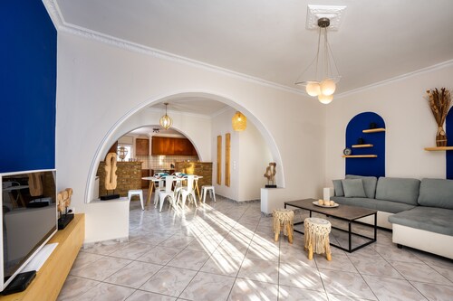 Downton Fira 2-Bed Apt, Sleeps 6, Pet Friendly