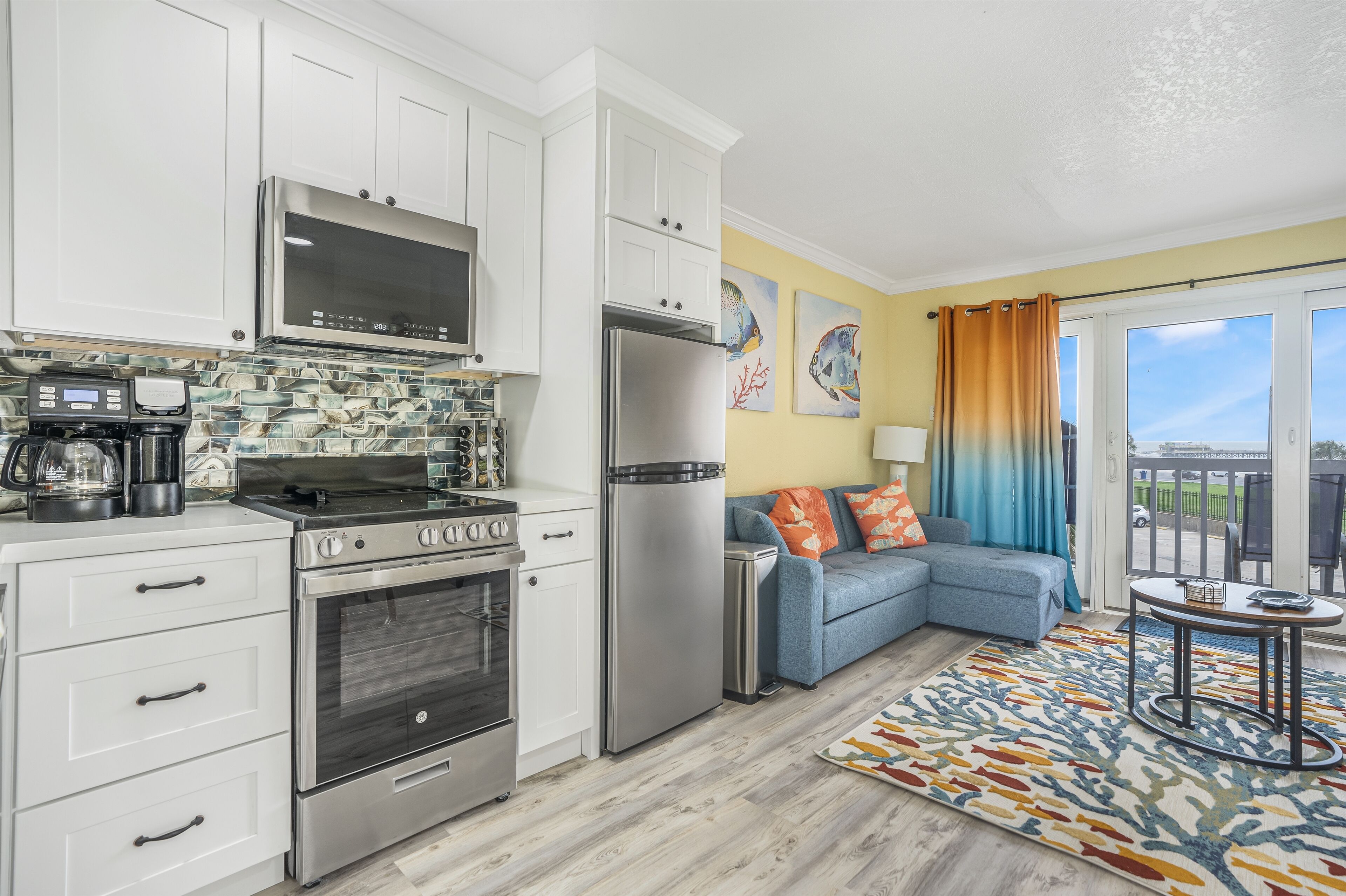 冷蔵庫、電子レンジ、オーブン、コンロ