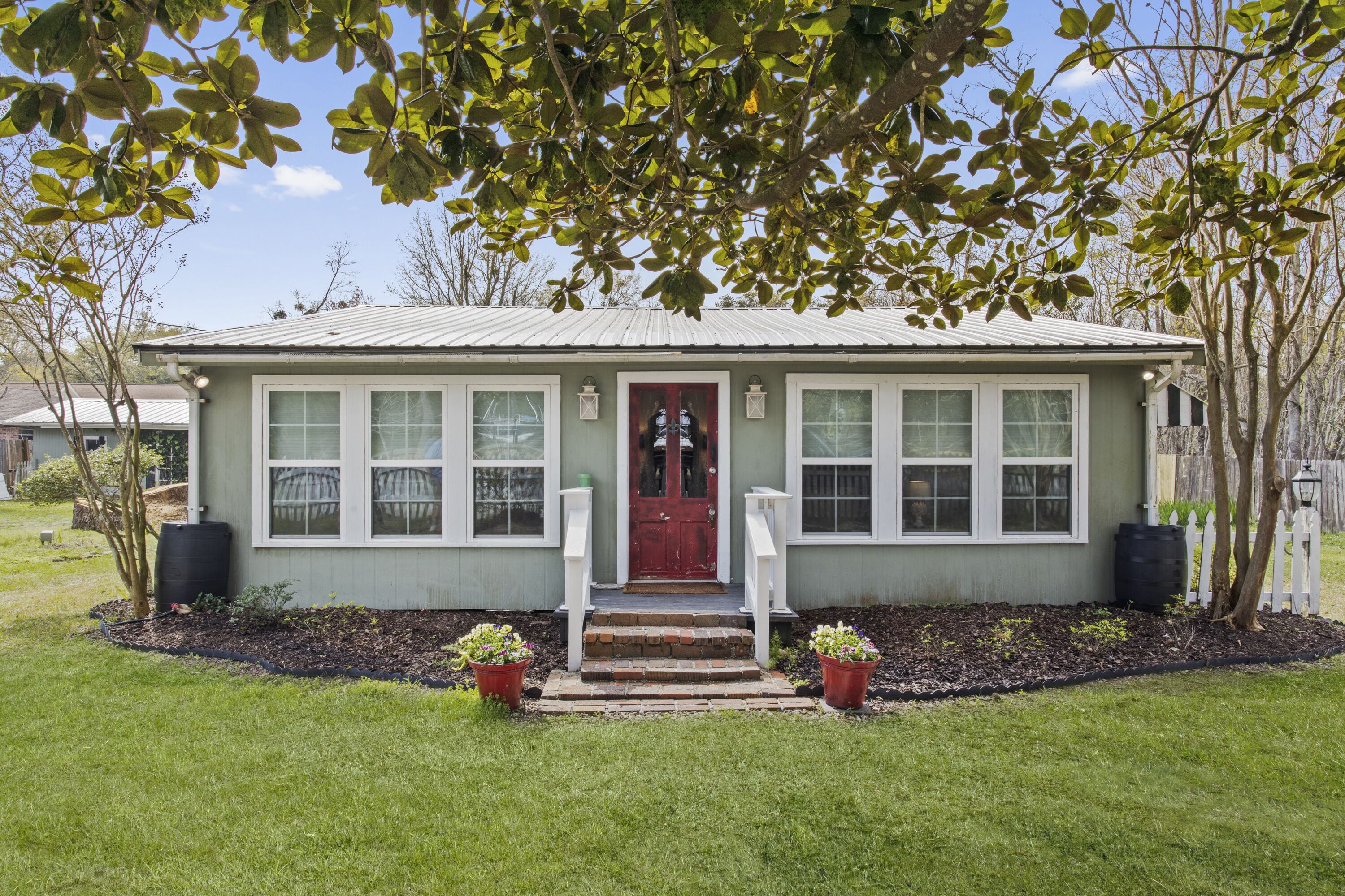 Charming Coastal Cottage Walking DIstance to the Beach!