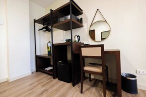 Caixa forta a l'habitació, mobiliari individual i escriptori 