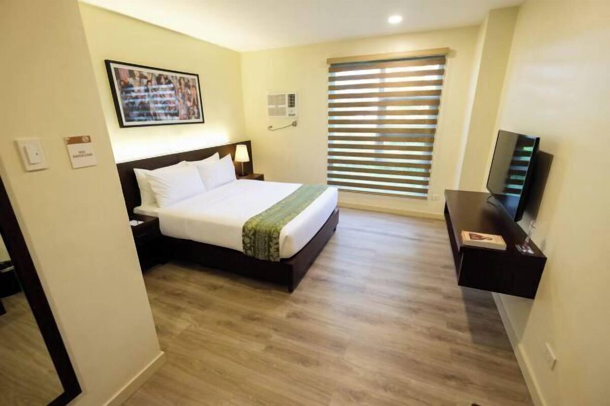 In-room safe, desk, iron/ironing board (on request), WiFi (free)
