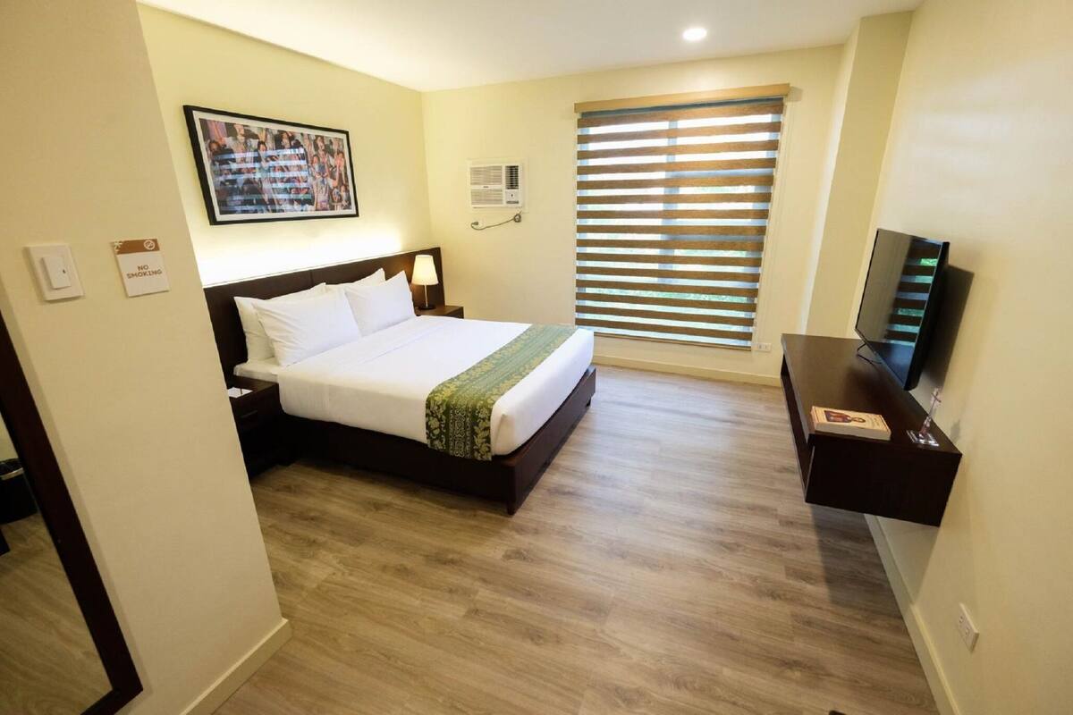 In-room safe, desk, iron/ironing board (on request), WiFi (free)