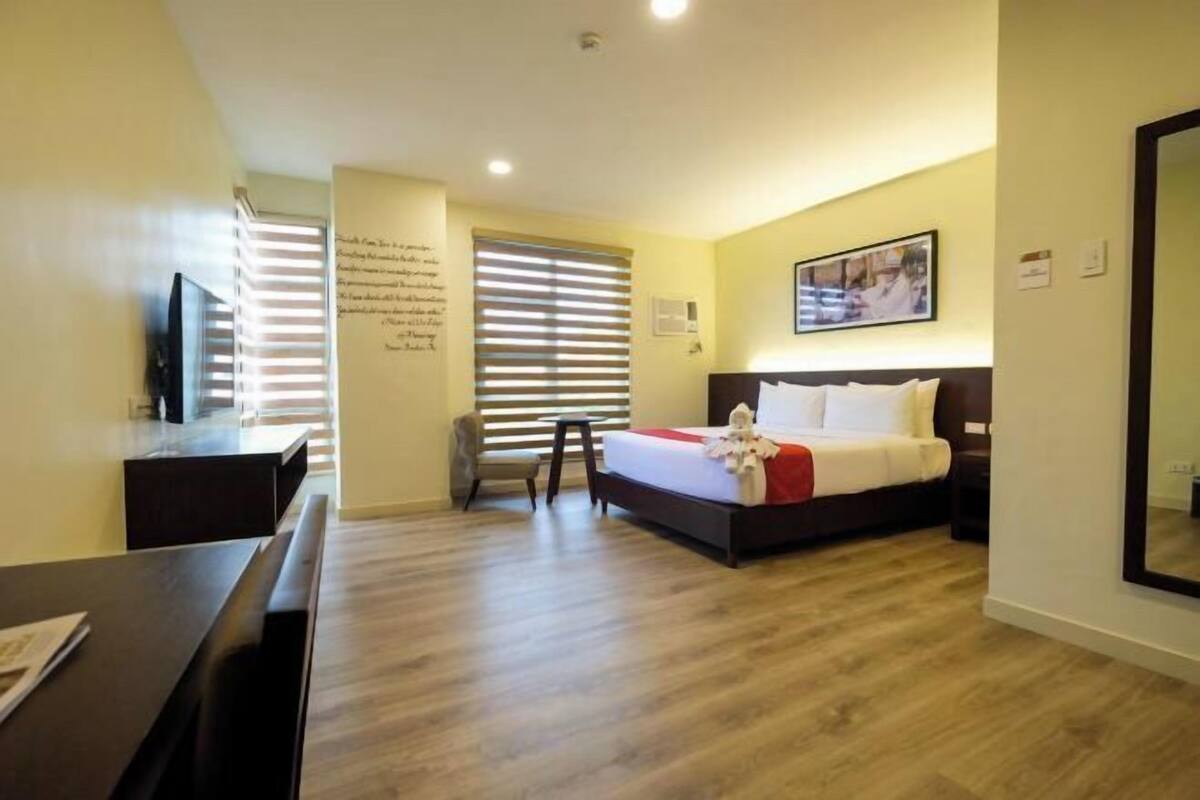 In-room safe, desk, iron/ironing board (on request), WiFi (free)
