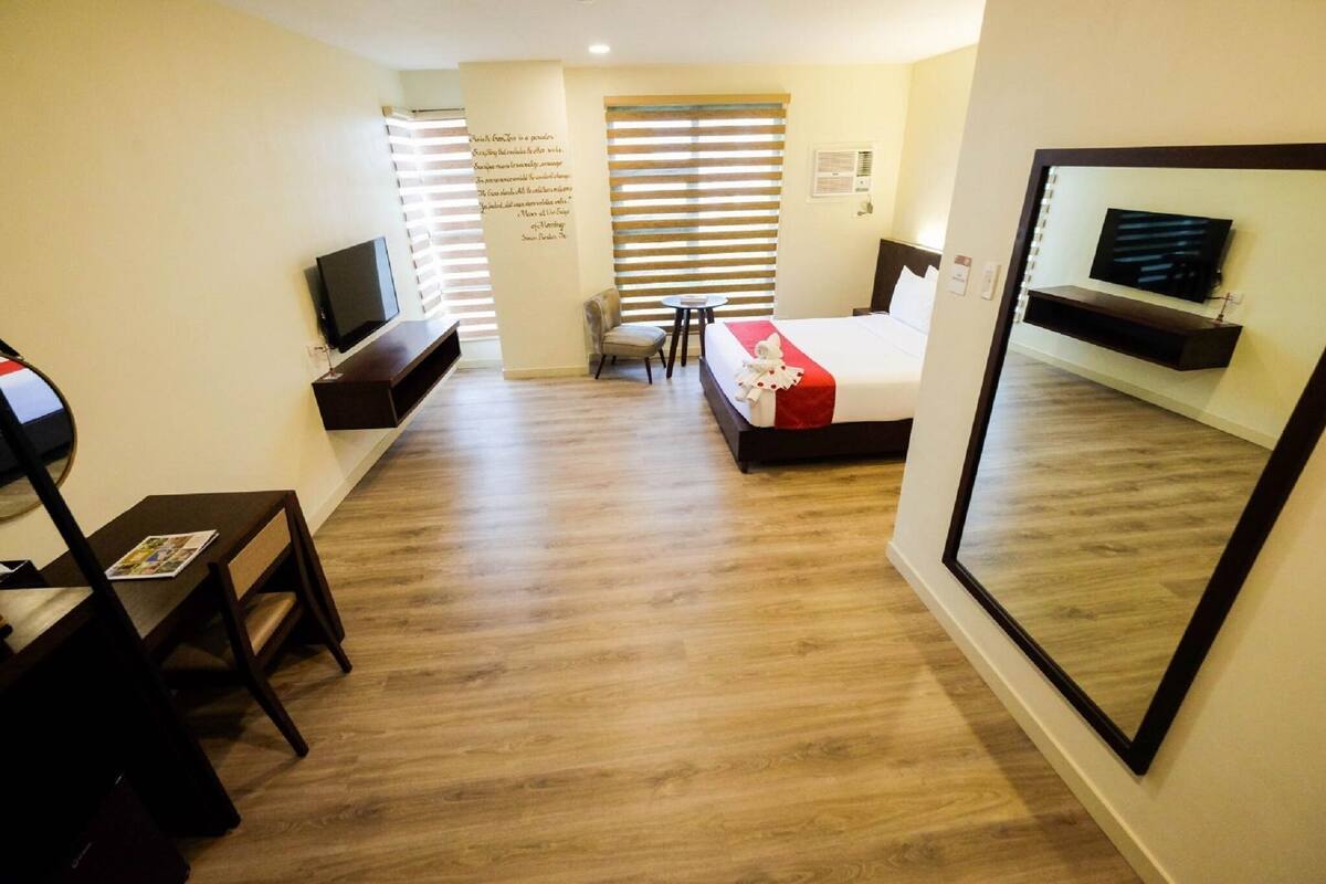 In-room safe, desk, iron/ironing board (on request), WiFi (free)