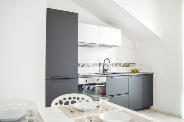 Kühlschrank, Ofen, Herdplatte, Geschirrspüler