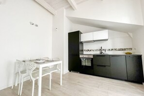 ثلاجة، فرن، موقد طهي مسطح، غسالة أطباق