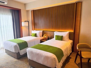 Deluxe Twin Room | Hypo-allergenic bedding, minibar, in-room safe, desk