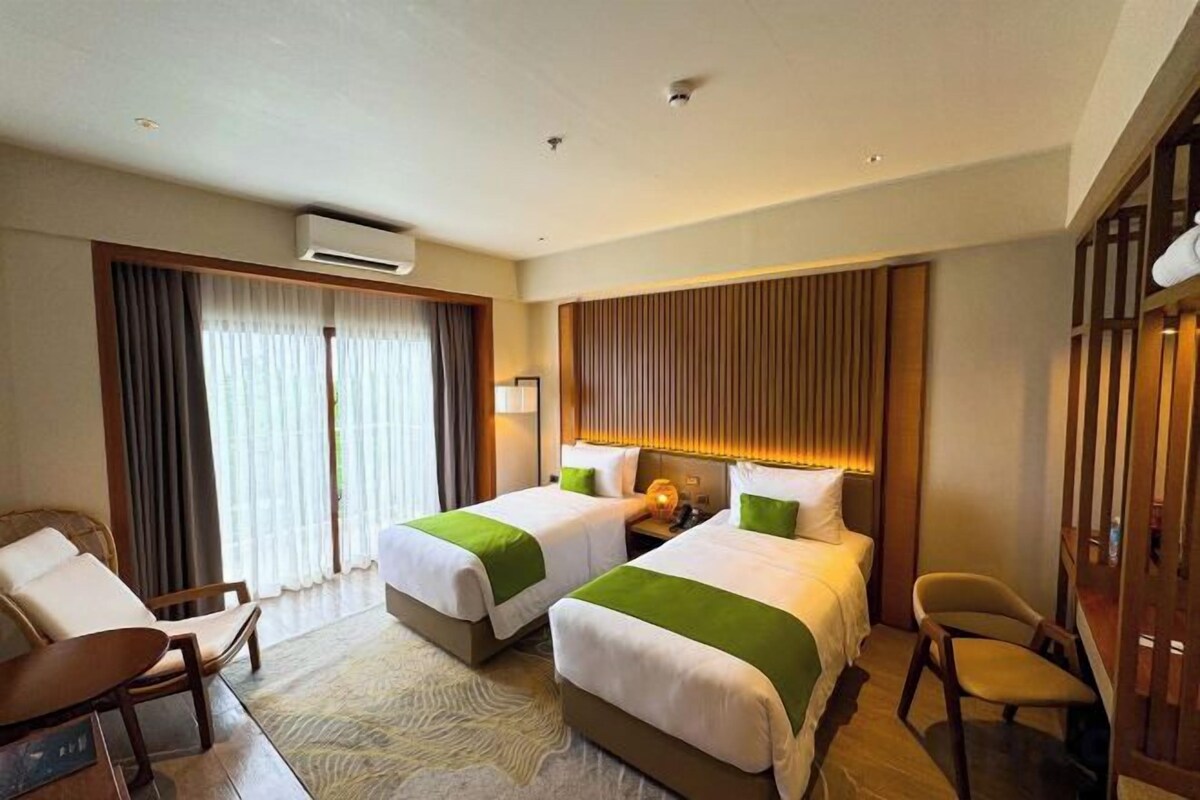 Hypo-allergenic bedding available, minibar, in-room safe, desk