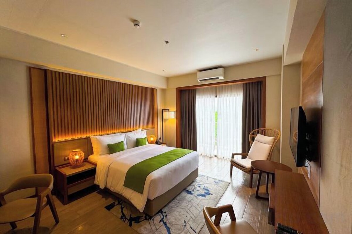Hypo-allergenic bedding available, minibar, in-room safe, desk