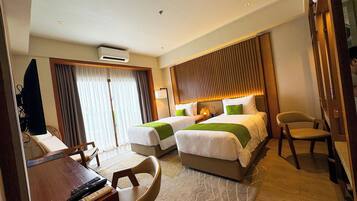 Deluxe Twin Room | Peralatan tempat tidur hipoalergenik, bar mini, peti besi dalam bilik