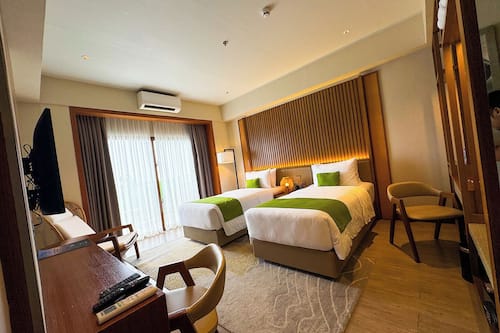 Hypo-allergenic bedding, minibar, in-room safe, desk