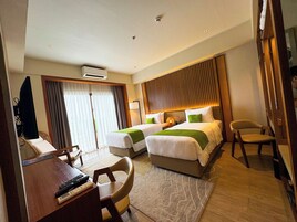 Deluxe Twin Room | Hypo-allergenic bedding, minibar, in-room safe, desk