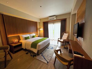 Kamar Deluks, 1 Tempat Tidur Queen | Seprai antialergi, minibar, brankas, dan meja kerja