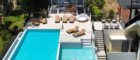 Piscine extérieure, parasols de plage, maîtres-nageurs sur place