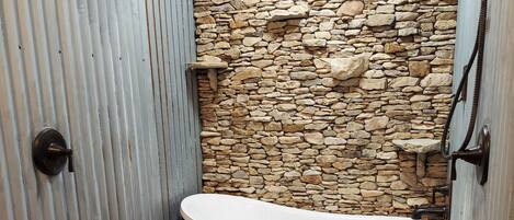 Regadera, secadora de cabello, toallas, jabón