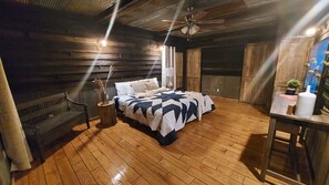 2 bedrooms, desk, iron/ironing board, free WiFi - Private, rustic country home with hot tub, movie theater and a view (Pineville)