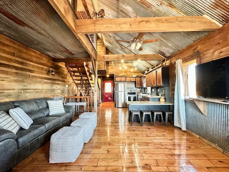 Smart TV. Private, rustic country home with hot tub, movie theater and a view