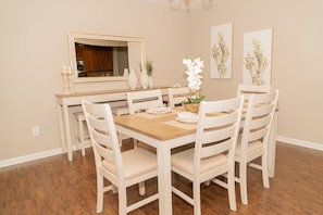 Dining - Beautiful spacious 4 bedroom house , sleeps 10+ (Raleigh)