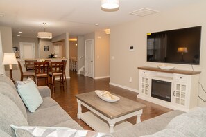 Smart TV, fireplace - Beautiful spacious 4 bedroom house , sleeps 10+ (Raleigh)