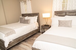4 bedrooms, iron/ironing board, free WiFi, bed sheets - Beautiful spacious 4 bedroom house , sleeps 10+ (Raleigh)