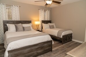 4 bedrooms, iron/ironing board, free WiFi, bed sheets - Beautiful spacious 4 bedroom house , sleeps 10+ (Raleigh)