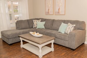 Smart TV, fireplace - Beautiful spacious 4 bedroom house , sleeps 10+ (Raleigh)