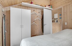 3 bedrooms, iron/ironing board, travel cot, free WiFi