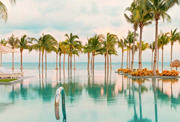 Utomhuspool och uppvärmd pool