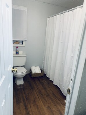 Dusche, Haartrockner, Handtücher, Seife