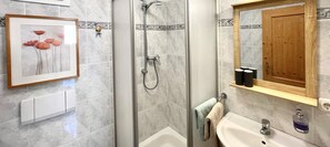 Ducha, secador de pelo y toallas