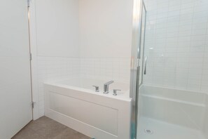 Dusche, Handtücher, Seife, Shampoo