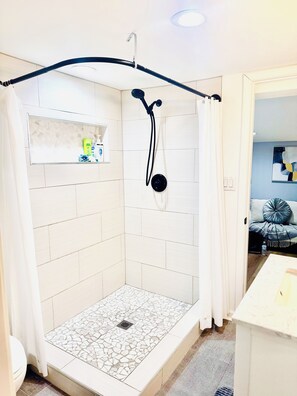 Douche, séchoir à cheveux, serviettes fournies, savon