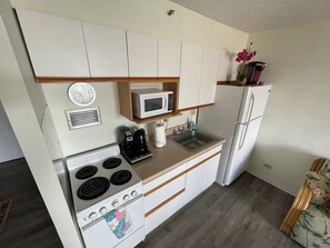 Refrigerador, microondas, horno y cafetera y tetera 