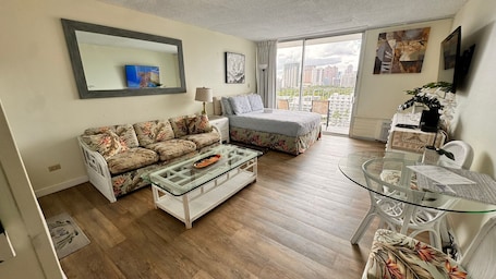 16 GUESTS , 4 X ❤️AWESOME STUDIOS❤️ , FREE PARKING, 5MIN TO OCEAN