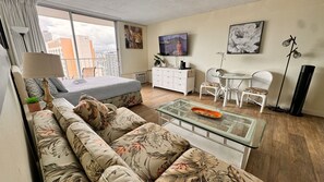 4 bedrooms, iron/ironing board, travel cot, free WiFi - 16 GUESTS , 4 X ❤️AWESOME STUDIOS❤️ , FREE PARKING, 5MIN TO OCEAN (Honolulu)